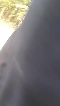 Ragazzo indiano pubblico nella foresta e sega