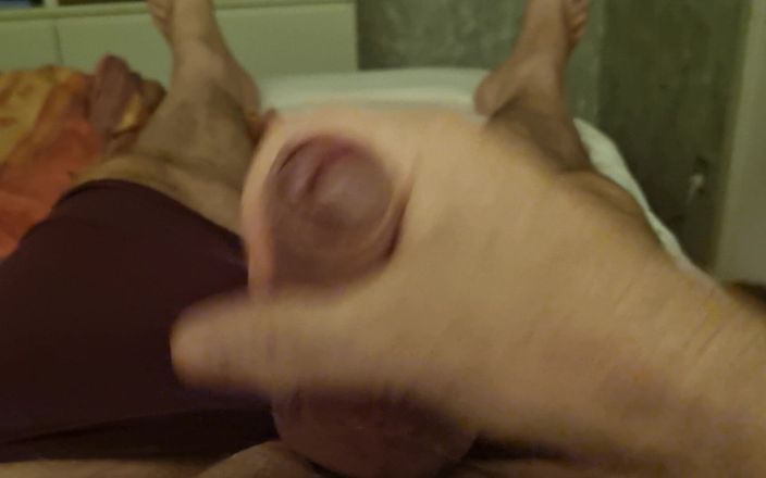 Pellefnatt: Mein freund liegt im bett und wichst seinen schwanz, bis...