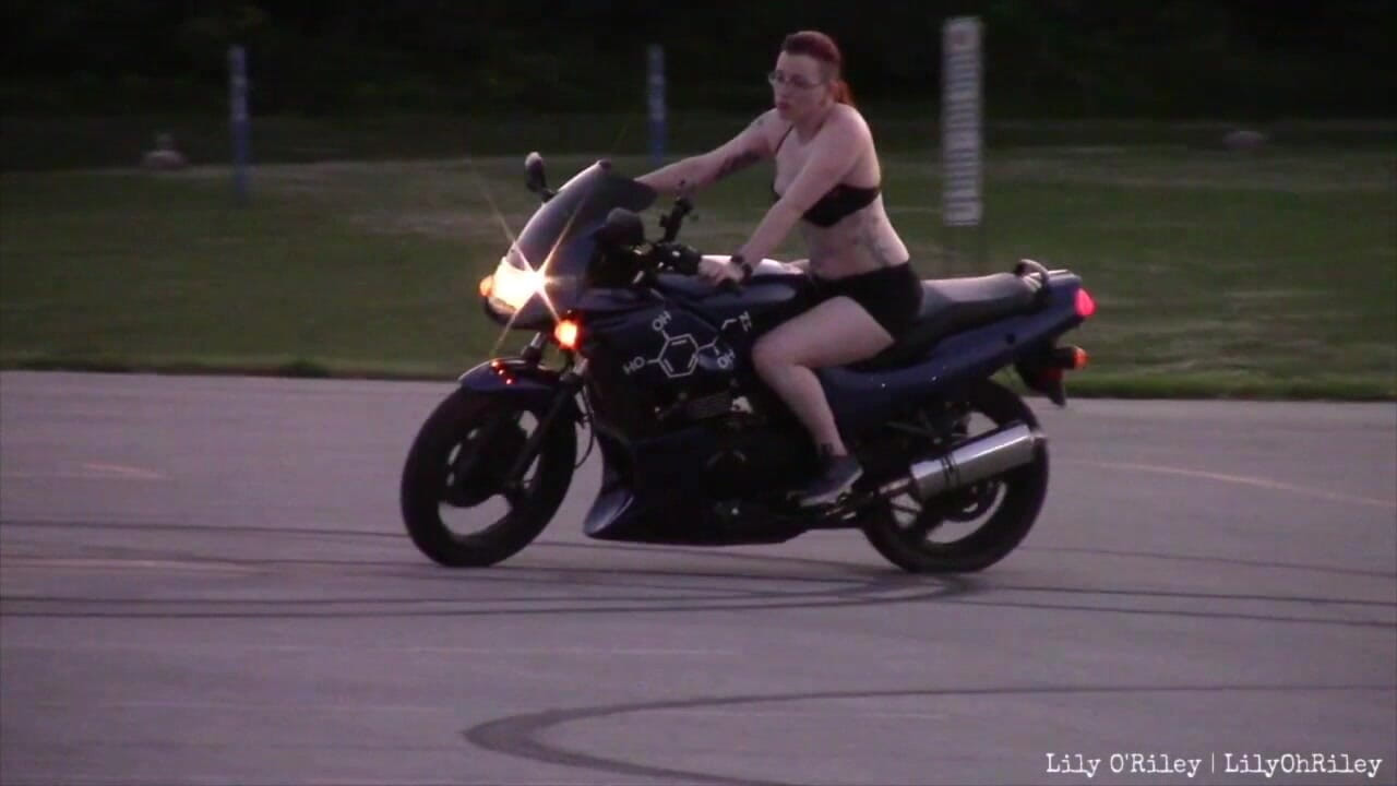 Bikini Sportbike Riding (wmv)