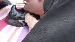 Sneaker gay: Trest a ponížení extrémního otroka