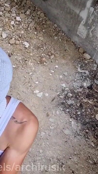 Šukal jsem kolemjdoucího twink s velkým čůrákem přímo na kraji silnice v opuštěné nemocnici