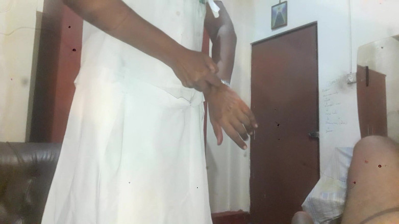 Tina Baby: ステップのおじさんがラップトップでポルノを見つけた