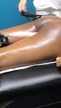 Negresă Sex Machine Masaj | Orgasm multiplu solo pentru femeie neagră pe patul de masaj