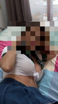 Šukám toho chlapa, zatímco mluvím s manželem po telefonu