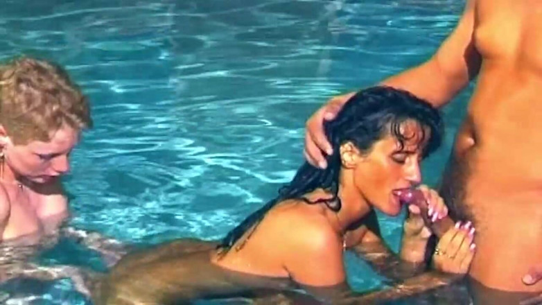 EroticOnlyClips: Havuzda altın duş grup seks - olgun sürtük her yere sırılsıklam