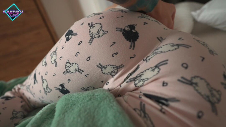 Karneli Bandi: J’adore quand mon copain m’a réveillée comme ça