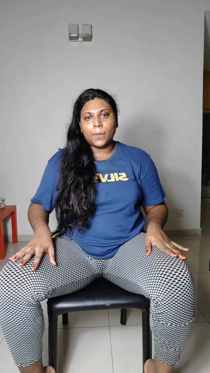 Ilariafajralilura: Chitti Ilaria pone a Ramesh en un sari y lo...