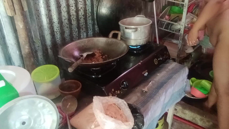 Citra: Une belle-mère qui cuisine se déshabille