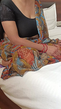 Hintli yenge sari içinde seks için devarını baştan çıkarıyor, Hintli xxx desi chudai Hintçe porno