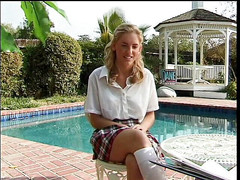 Back to School: Śliczna blondynka nastolatka ostro waliła w jej łóżko