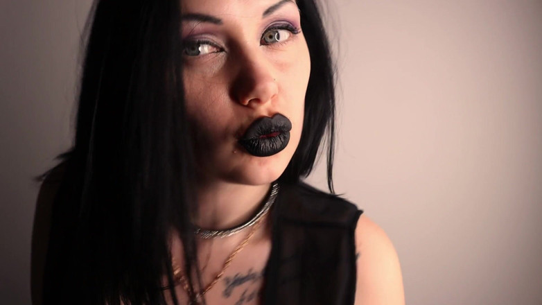 Goddess Misha Goldy: Mes lèvres noires attirent ton attention !