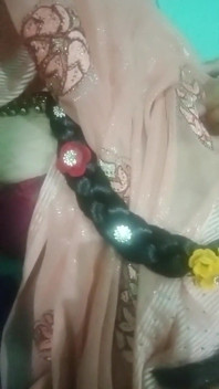 Indiana trans mulher gaurisissy pressionando e ordenhando seus peitos em sari rosa