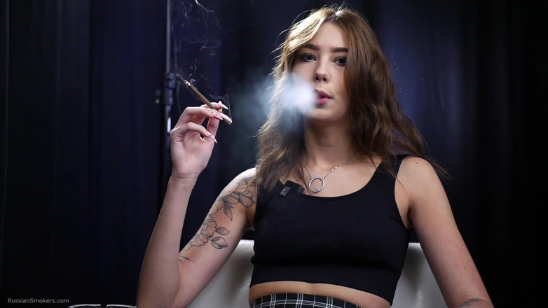 Russian Smokers: 19 år gammal brunett röker 100mm kork cigarett
