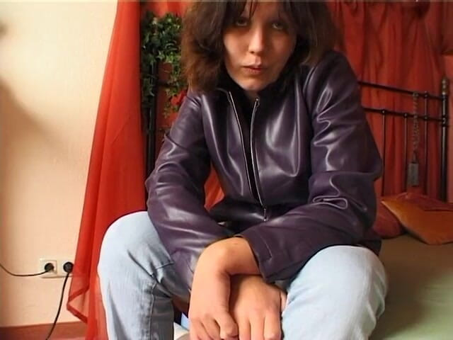 Lucky Wankerz: Брюнетка з маленькими цицьками дрочить і потирає свою кицьку