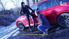 Czech Soles - foot fetish content: Otrok uklízí boty na veřejnosti a vydělává svůj plat