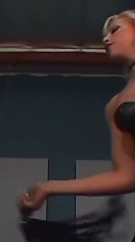 Blonde Dominatrix traint haar gekooide onderdanige slaaf