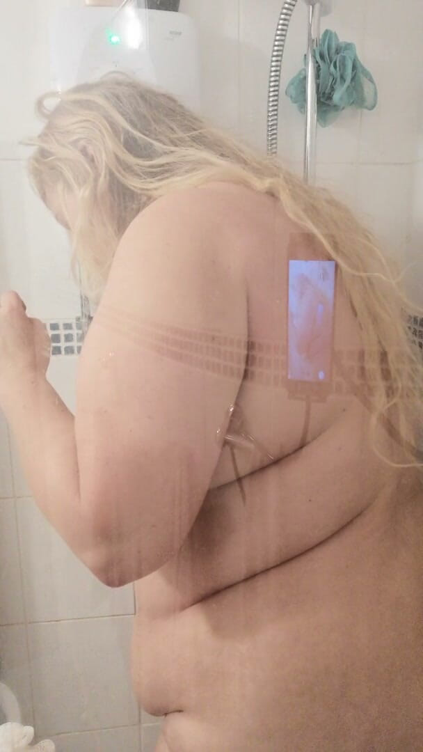 Kitty Queen: Kitty Queen visar och gnuggar sina BBW bröst, mage och...