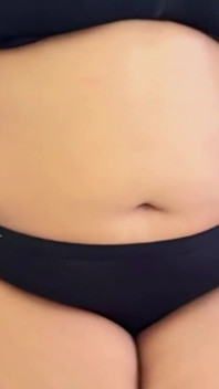 그녀의 섹시한 몸을 보여주고 섹스를 유혹하게 만드는 거대한 젖탱이와 거대한 엉덩이의 핫한 아라비아 호텔 메이드!