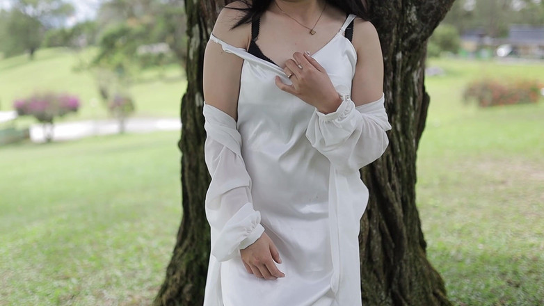 deafheaven666: Video Publik Pertamaku, Masturbasi Dengan Gaun Satin Putihku