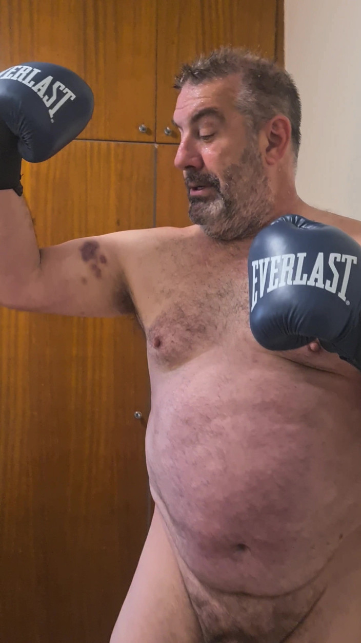 Punchbagplz: Silver Daddy Boxer - POV Shadowboxing Nudo
