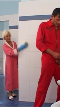 Vieja lo toma por el culo en el baño