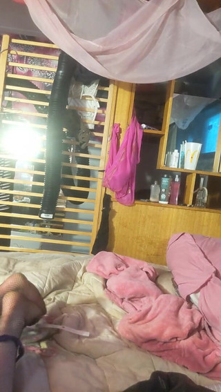 Kronilogiks: Tranny děvka šuká vlastní výstřik do zadku děvky