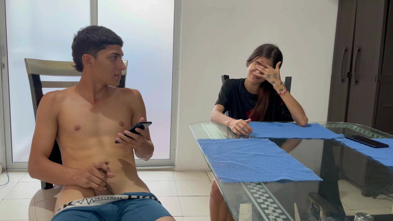 deybersex12: Mutfakta mastürbasyon yapıyorum, üvey kız kardeşim geliyor ve bana lezzetli oturmalar...
