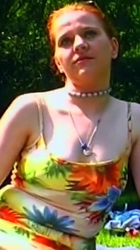 Zrzka Kotě saje pulzujícího ptáka venku a prsty kapající kundička