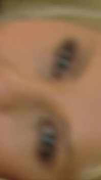 Lakomá mladá blondýnka dostane její zadek ošukaný velkým tvrdým ptákem.