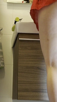 Calda fidanzata piccola sexy in un mini abito rosso per Capodanno e Natale esibizionismo figa e culo nudo in bagno