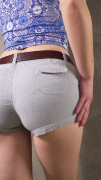 Amadora milf em shorts apertados e calcinha completa provocam linha de calcinha visível