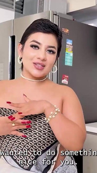 Azgın üvey kız kardeşim yarağıma binmek istiyor, göğüslerini bana yuunce yapıyor
