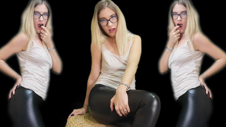 Erotic Tanya: Osurmalı zihin sikişi