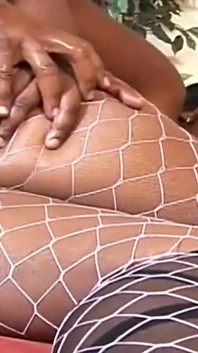 Awek montel hitam dilahirkan dengan pantat besar dan dikongkek oleh zakar hitam besar