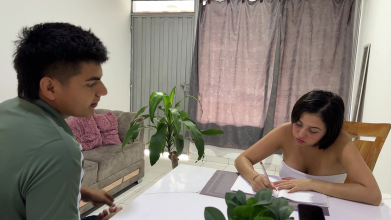 ManuelaAlvarez: Волохата піхва моєї латиноамериканської зведеної сестри робить мене дуже збудженим, поки я не опиняюся своїм величезним і твердим членом у її тугій піхві