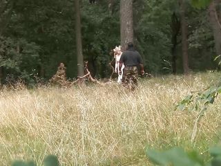 Deutsche Camgirls: जर्मनी की सुडौल चोदने लायक मम्मी जंगल के बीच में बड़े काले लंड को खुश कर रही है