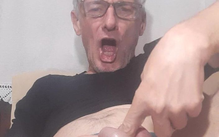 Big uncut hard cock: Oto jak uderzyć uderzenie i ścisnąć duże kulki ten człowiek ściska piłki...