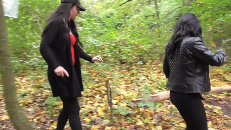 Femdom Austria: Mandi dengan kencing di hutan