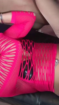 MILF prépare sa chatte excitée pour un trio orgie