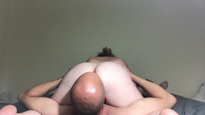 Thehammer4201: Trixie diregangkan lubangnya semasa menghisap batang