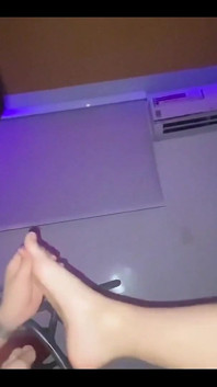 Ejaculează pe picioarele mele și fă-mă curva ta
