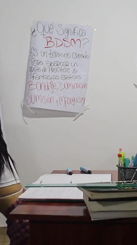 Insegnante ha montato e scopato una piccola studentessa per lei che supera l'esame