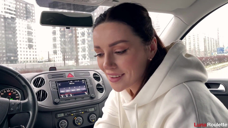 Luna Roulette: Otoparkta arabada emiliyor