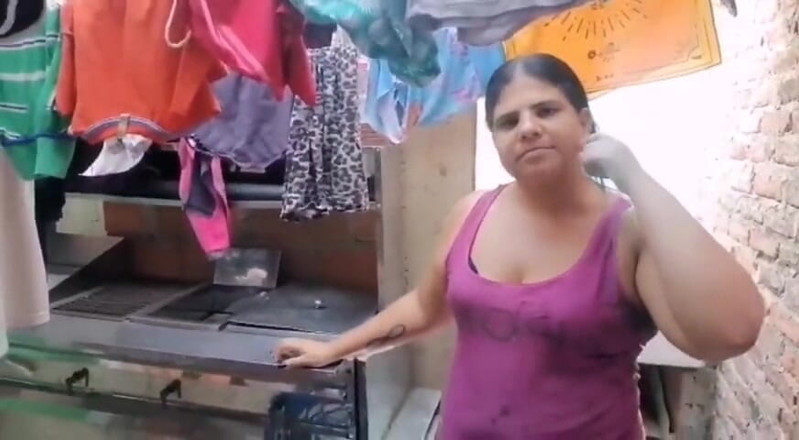 Adribella69: Üvey annemi evin verandasında yalnızken sikiyorum ve ona sevgililer günü...