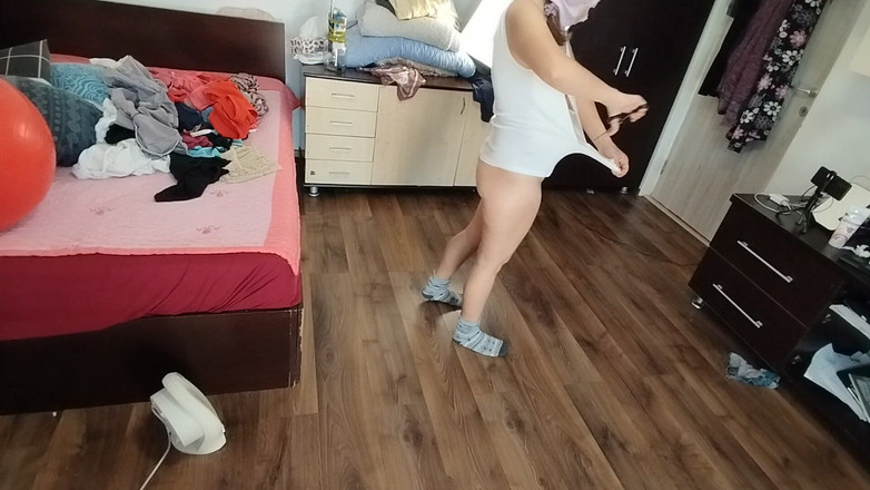 Mirsur: セクシーなブルネットが家の中で裸の雑用をしている