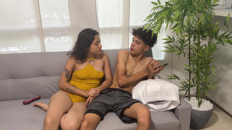 BritannySexxx: Sora mea vitregă îmi oferă o muie frumoasă în timp ce sunt...