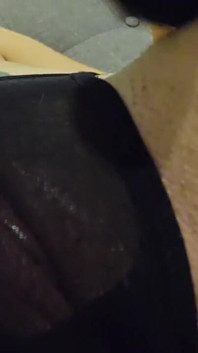 Orgasme Kelentit MILF Seksi Melalui Seluar Dalam Dengan Bantuan Alat Penggetar..