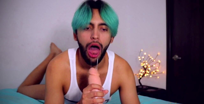 Camilo Brown: Edgy chlapec saje to dildo