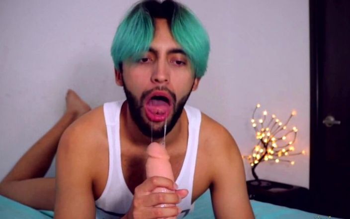 Camilo Brown: नंगा लड़का उस डिल्डो को चूस रहा है