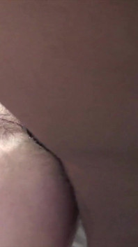 Bite - un cul musclé affamé se fait baiser par une grosse bite noire
